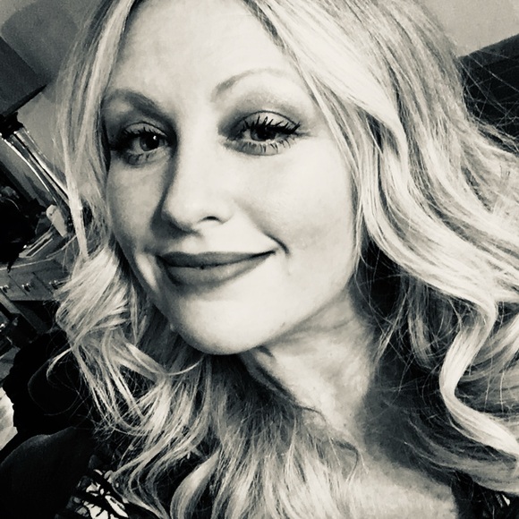 Meet your Posher, April - Picture 2 of 5